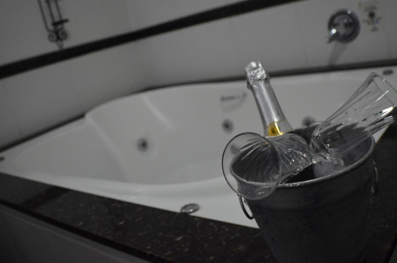ז'ואיז דה פורה Constantino Hotel E Eventos מראה חיצוני תמונה A bottle of champagne in a champagne bucket