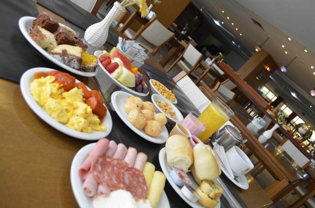 ז'ואיז דה פורה Constantino Hotel E Eventos מראה חיצוני תמונה A breakfast buffet