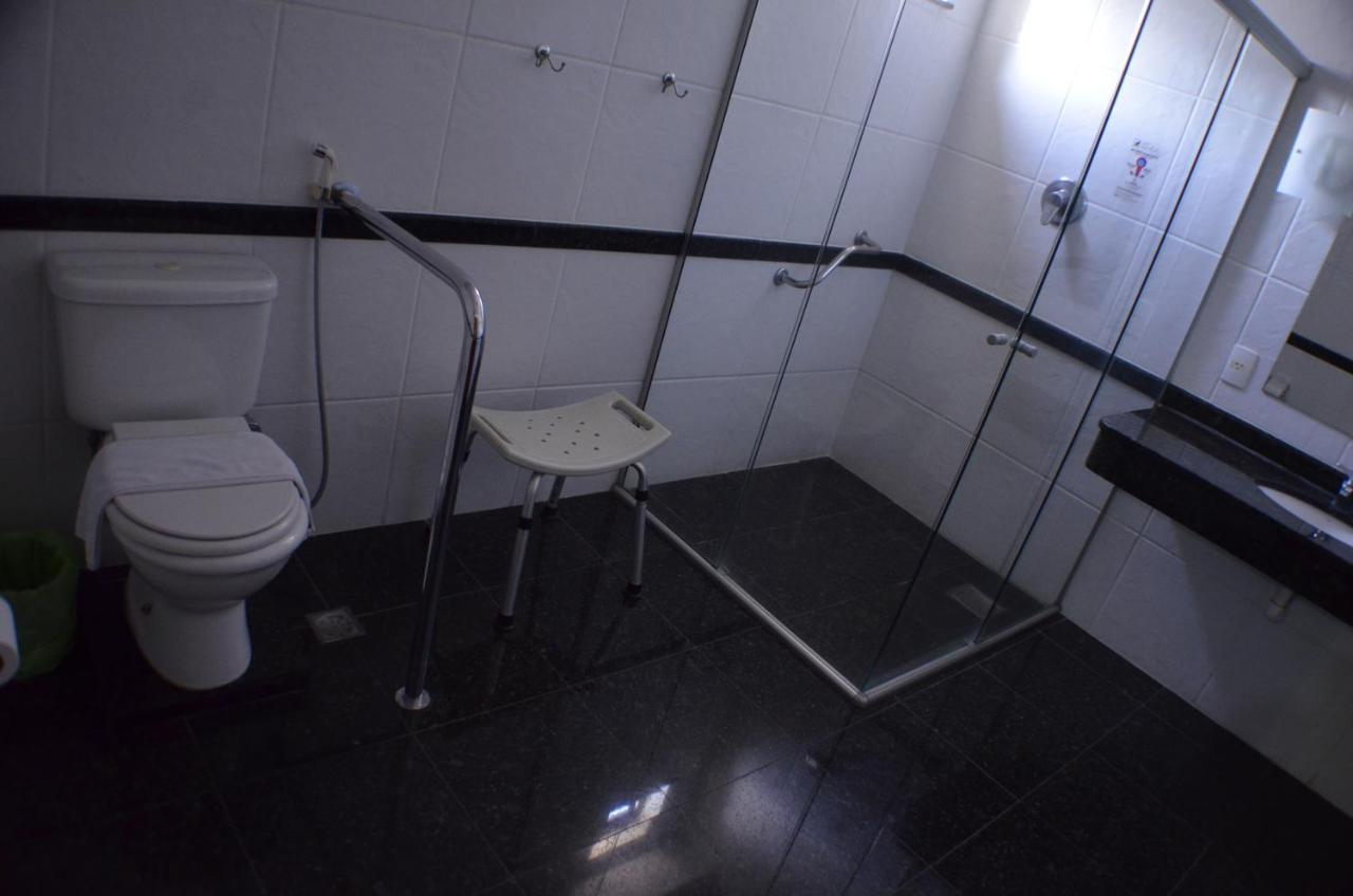 ז'ואיז דה פורה Constantino Hotel E Eventos מראה חיצוני תמונה Bathroom with a shower seat