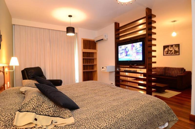 ז'ואיז דה פורה Constantino Hotel E Eventos מראה חיצוני תמונה A bedroom with a television